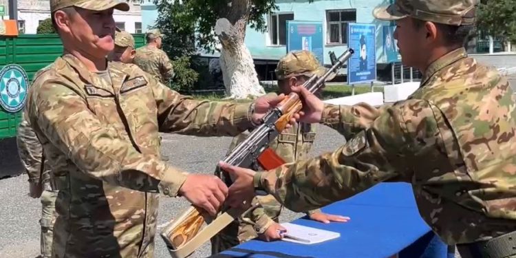 Алакөл ауданында жас сарбаздарға жеке қару табыстау рәсімі өтті