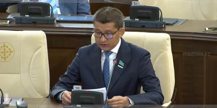 «Таза Қазақстан» экологиялық мәдениетті қалыптастырудың маңызды элементі» – депутат Адамбеков