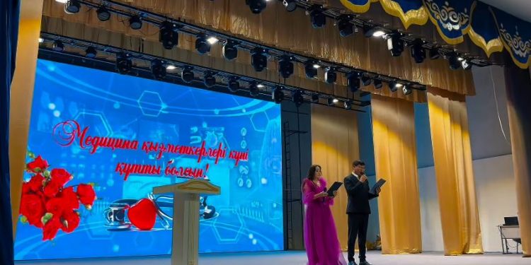 Медицина мамандары марапат төрінен көрінді