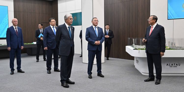Мемлекет басшысы Алатау қаласының даму барысымен танысты