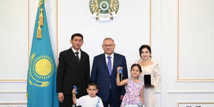 Жетісу облысында Президенттің атынан өңірлік БАҚ-тың екі қызметкеріне пәтер кілттері тапсырылды