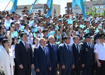 В Жетісу одновременно подняли Флаги на 35 новых флагштоках в 35 населенных пунктах