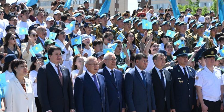 В Жетісу одновременно подняли Флаги на 35 новых флагштоках в 35 населенных пунктах