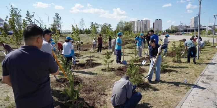 Экологтар күніне орай Астанада ағаш отырғызу экологиялық акциясы өтті