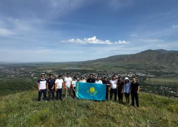 Текеліліктер көк Туды «Аютабан» биігінен желбіретті