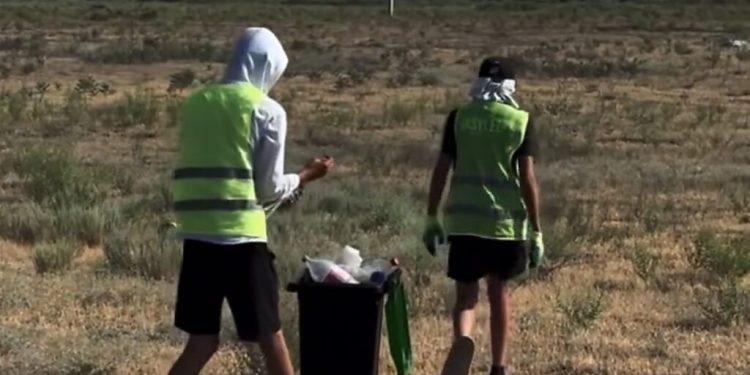 На побережье Алаколя провели масштабную экологическую акцию