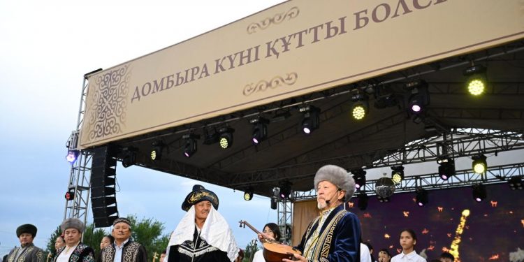 Ұлттық домбыра күні: Жетісуда домбырашылар әлемнің 10 елінің музыканттарымен тікелей эфирде бірге «Алқиса» күйін бір мезетте орындады