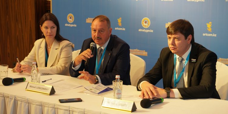 Ресейлік бақылаушылар: Қазақстандағы сайлау ашық өтіп жатыр, заң бұзушылықтар байқалмады