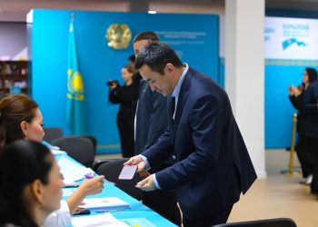 «Әділет» партиясының төрағасы Айбек Дәдебай тарихи Құрылтай сайлауында дауыс берді