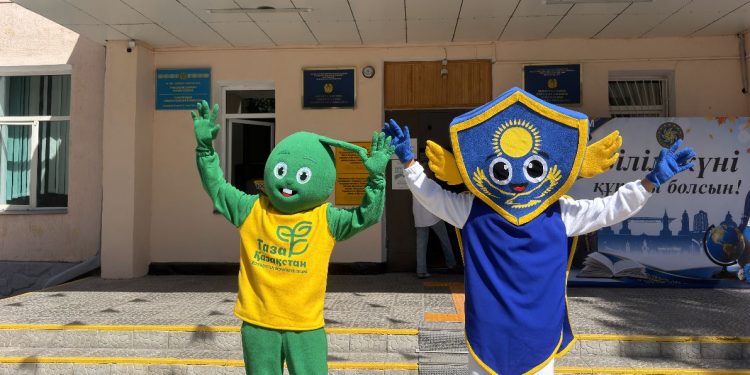 Сайлау учаскелерінде тазалық пен тәртіпті насихаттаған Тазабек пен Тәртіпбек